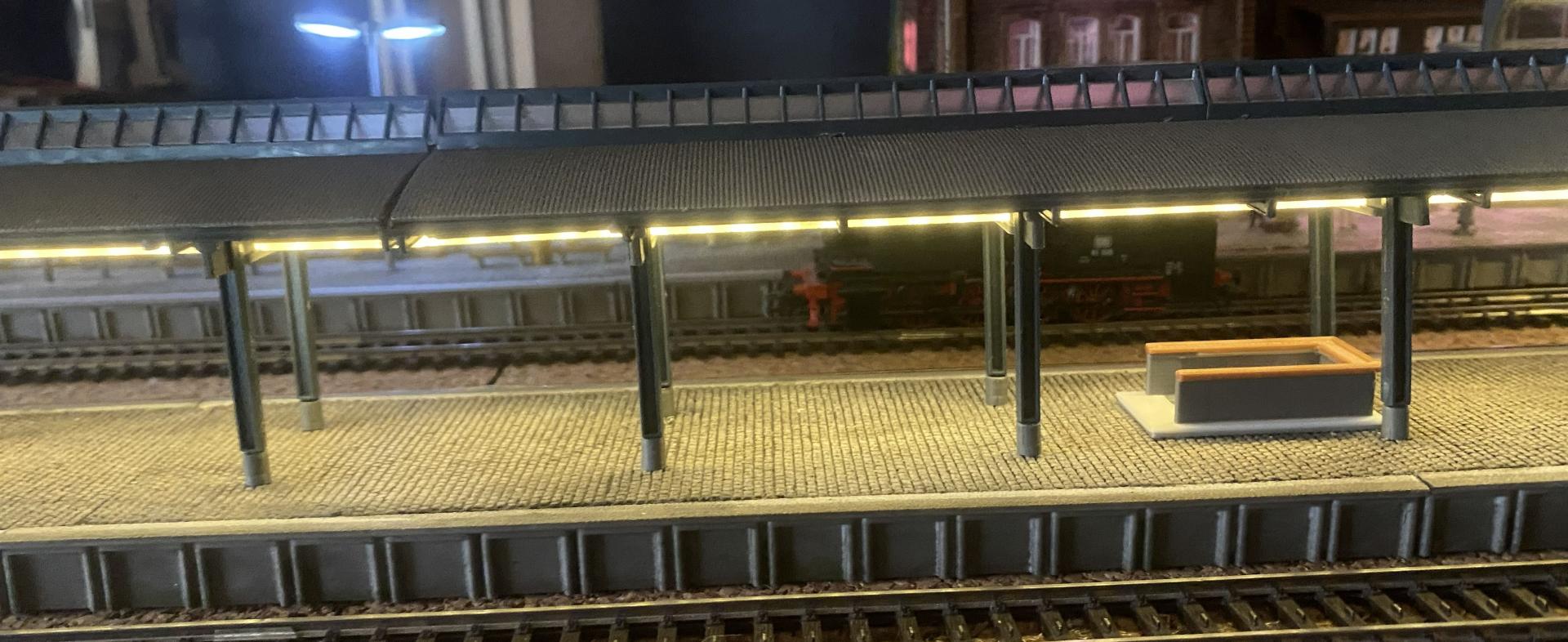 Bahnsteig beleuchtet